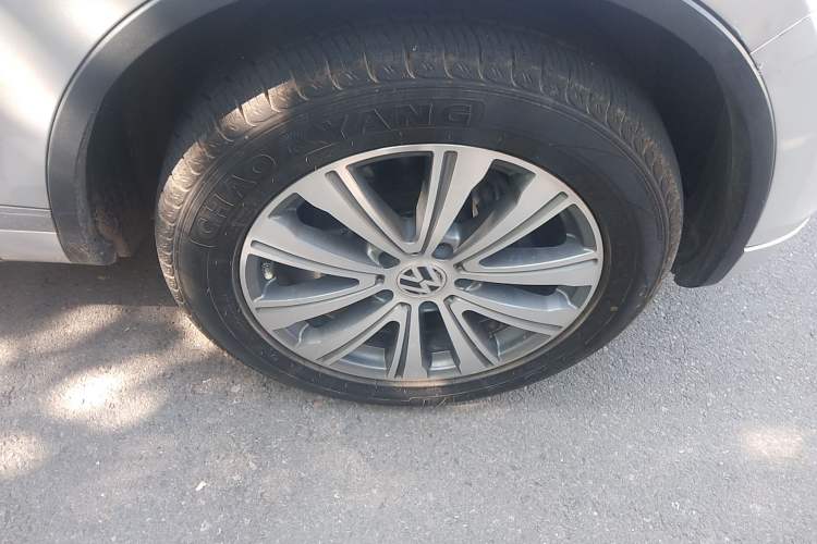 Used Volkswagen Touareg 2011 3.0 TDI Diesel Standard Version Right Front Wheel Hub