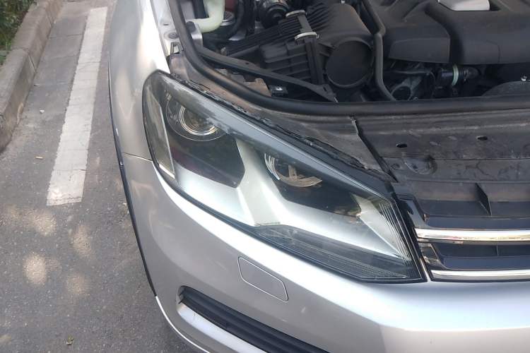 Used Volkswagen Touareg 2011 3.0 TDI Diesel Standard Version Right Front Headlight