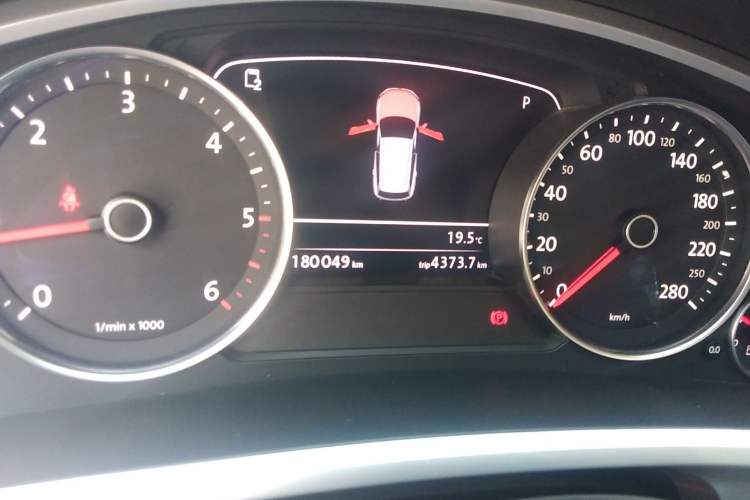 Used Volkswagen Touareg 2011 3.0 TDI Diesel Standard Version Odometer Close Up