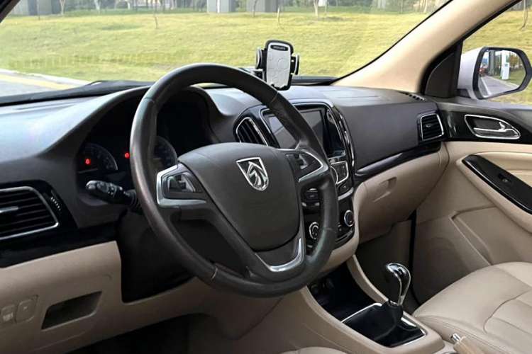 Used Baojun 730 2015 1.8L Manual Luxury Navigation ESP Version 7-seater

