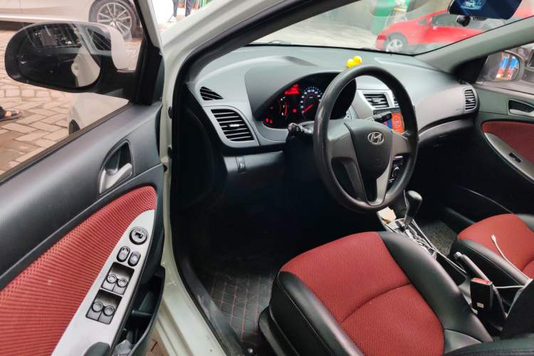 Used Hyundai Verna Ray 2014 1.4L Automatic GLX
