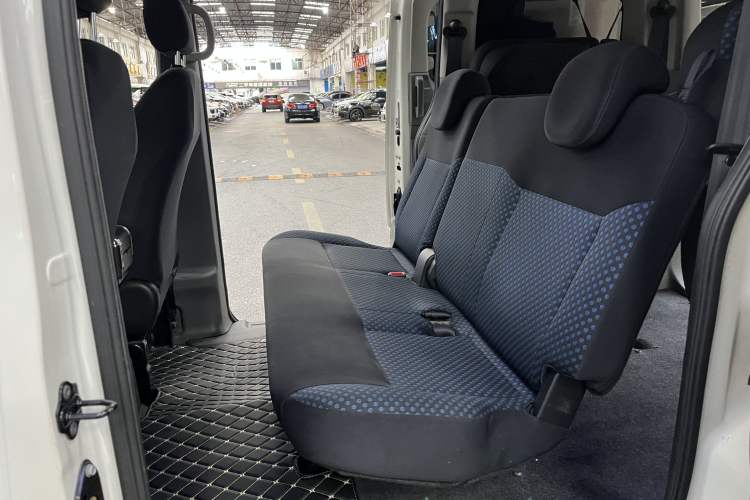 Used Nissan NV200 2013 1.6L Luxury Model China IV Standard Interior 5