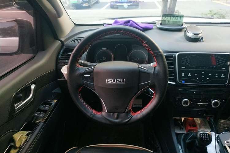 Used Isuzu mu-X 2017 3.0T 4x4 Manual Exploration Version 5 Seats China V Emission Standard
