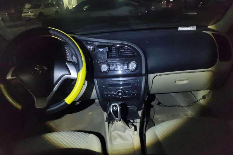 Used Soueast V3 Lingyue 2014 1.5L Manual Entry-Level Version Center Console