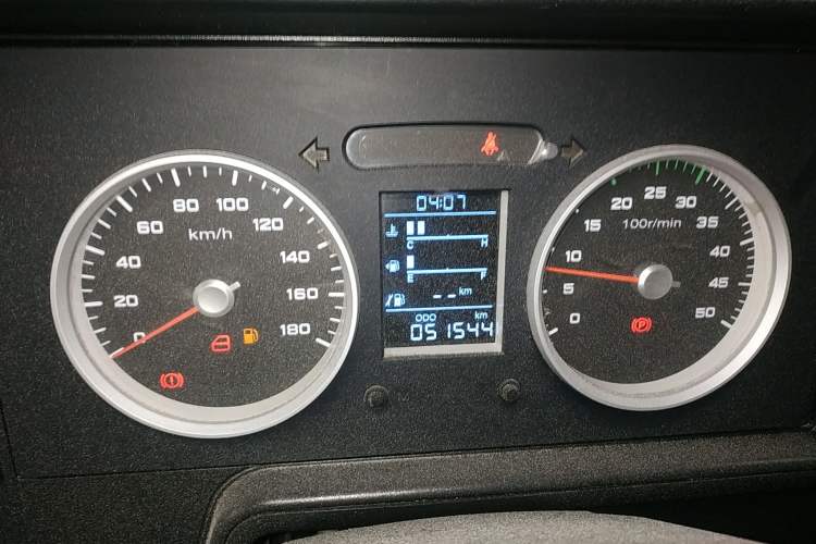 Used Iveco Daily 2020 2.5T A35 Passenger Van Single-Tire Mid-Roof Design 5-9 Seats China V Emission Standard
