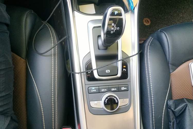 Used BYD Song New Energy 2017 Song DM 1.5TID All-Wheel Drive Luxury Model Gear Lever