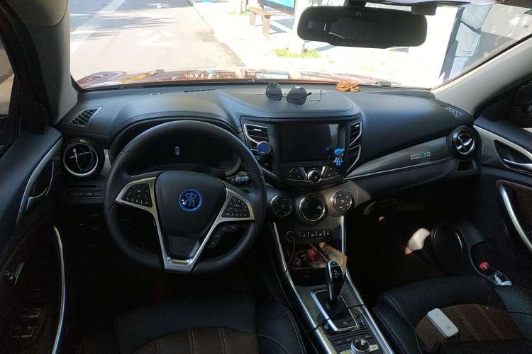 Used BYD Song New Energy 2017 Song DM 1.5TID All-Wheel Drive Luxury Model Center Console