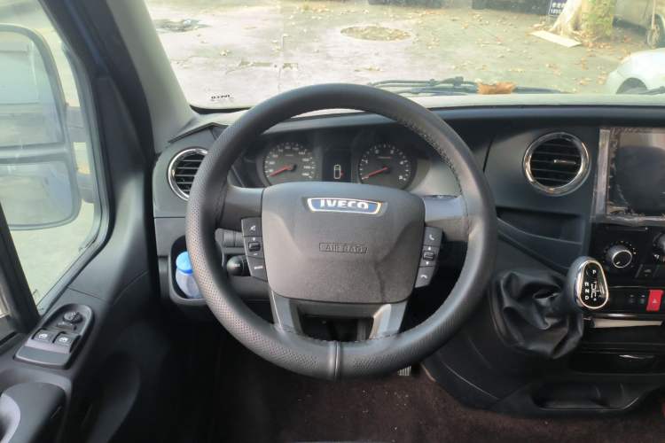 Used Iveco  2021 3.0T Automatic Chaorui Short Wheelbase High-Roof Side-Sliding Door F1C
