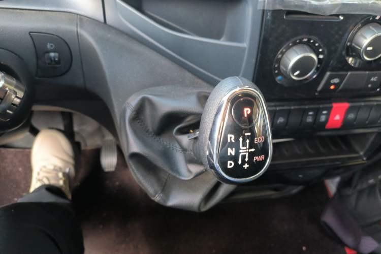 Used Iveco  2021 3.0T Automatic Chaorui Short Wheelbase High-Roof Side-Sliding Door F1C