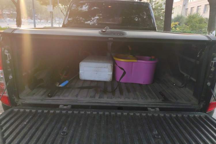 Used Nissan Navara 2017 2.5L Automatic 2WD Luxury Edition QR25