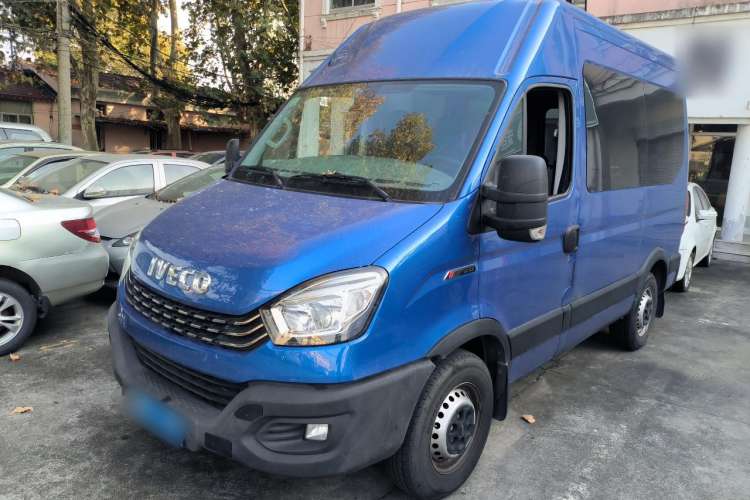 Used Iveco 2021 3.0T Automatic Chaorui Short Wheelbase High-Roof Side-Sliding Door F1C