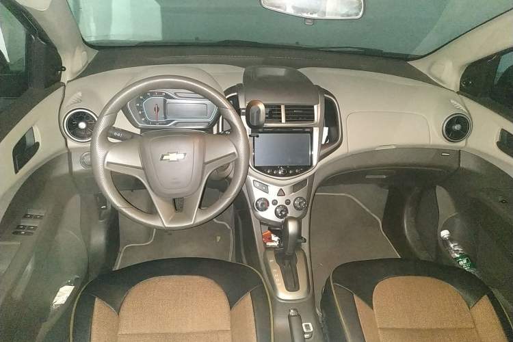 Used Chevrolet Aveo Sonic 2014 Sedan 1.4SL AT Fashion Edition