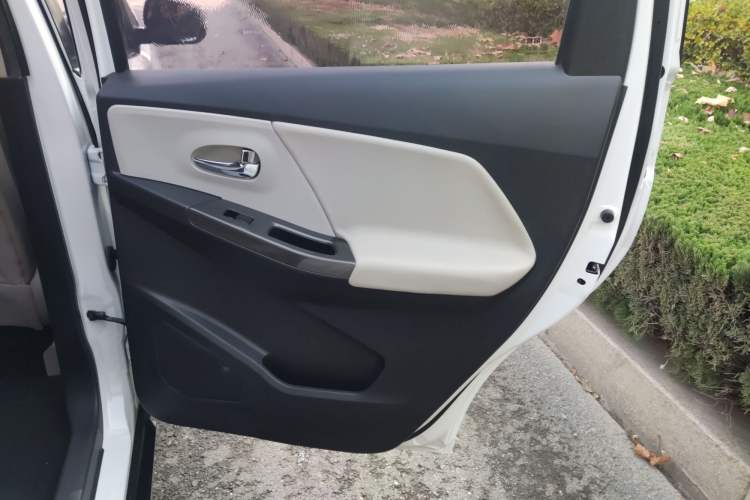 Used Venucia M50V 2017 1.6L XL CVT Luxury Edition
