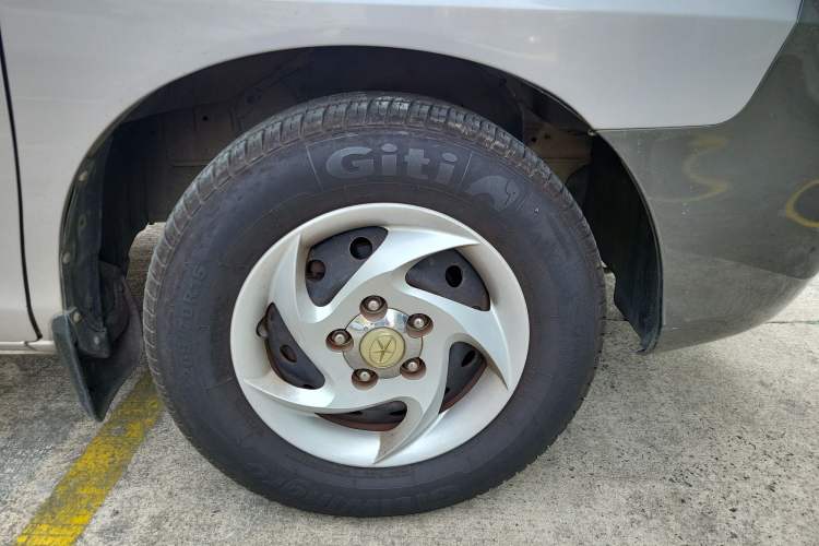 Used JAC Refine 2011 2.0L Shuttle Gasoline Standard Edition HFC4GA3 Right Front Wheel Hub