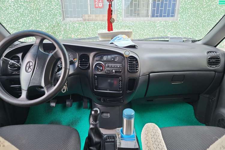 Used JAC Refine 2011 2.0L Shuttle Gasoline Standard Edition HFC4GA3 Center Console