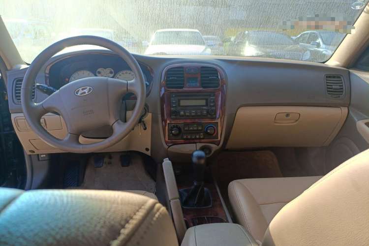 Used Hyundai MoInca 2009 1.8L Manual Luxury Edition GL Center Console