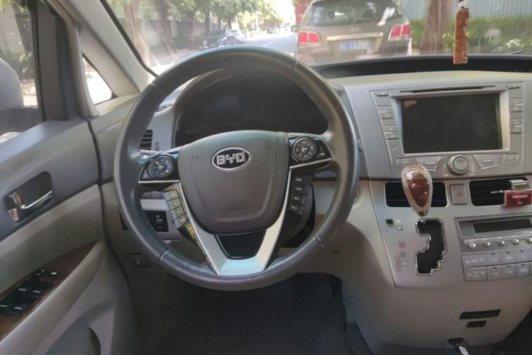 Used BYD M6 2015 2.4L Automatic Prestige Edition
