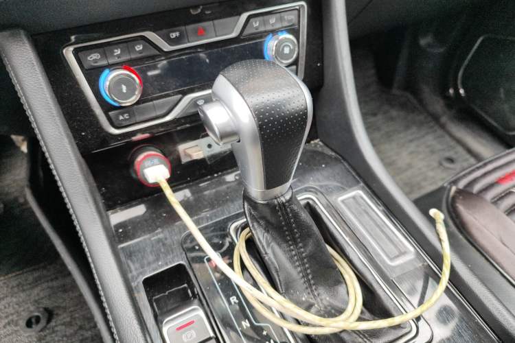 Used Zotye T600 Coupe 2017 1.5T Automatic Luxury Model Gear Lever