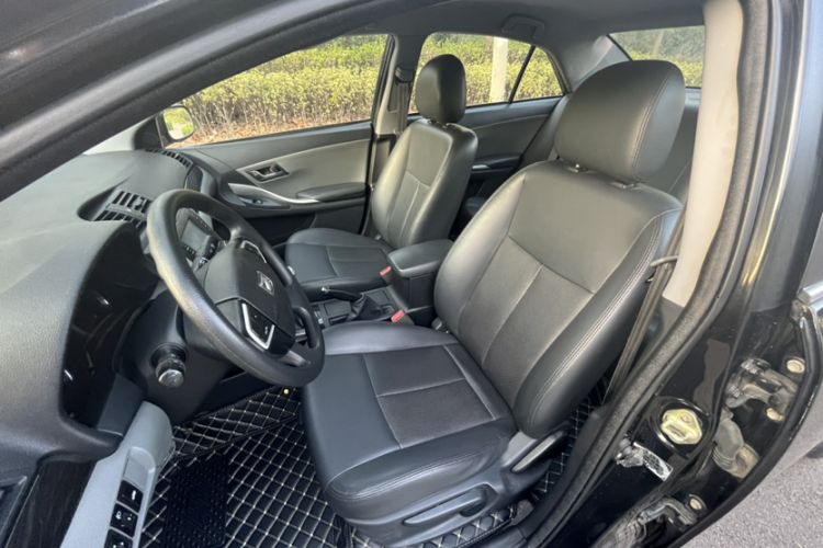 Used Zotye Z300 2014 New Vision 1.5L Manual Luxury Model
