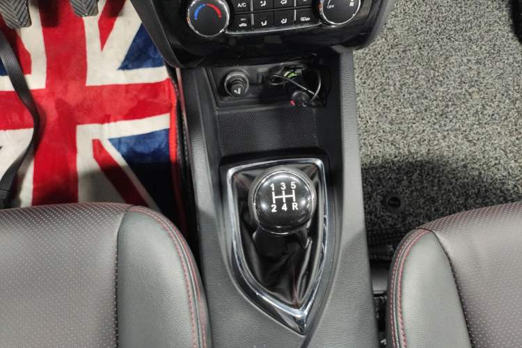 Used CHANGAN KAICHENG Oushang A600 2016 1.5L Manual Luxury 7-Seater Gear Lever