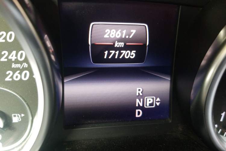 Used Mercedes-Benz GL-Class 2013 GL 500 4MATIC Odometer Close Up