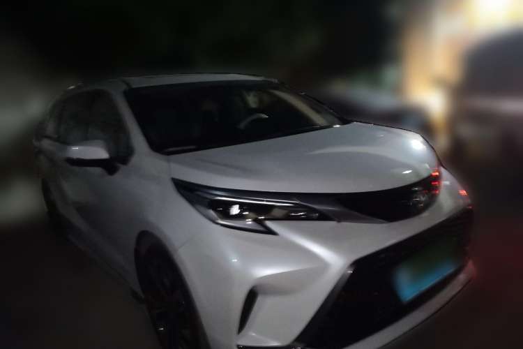 Used Toyota Granvia 2023 2.5L Hybrid Prestige VIP Edition Front Right 45 Deg