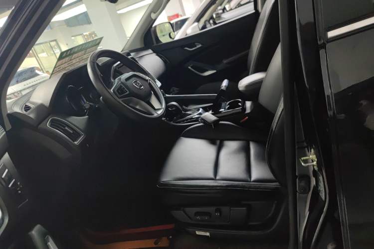 Used JMC Yusheng S350 2017 2.0T Automatic 2WD Diesel Luxury Version with Sunroof 7 Seats
