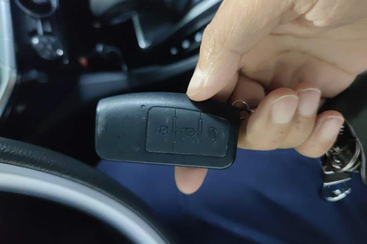 Used JMC Yusheng S350 2017 2.0T Automatic 2WD Diesel Luxury Version with Sunroof 7 Seats
