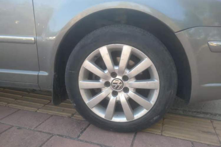Used Volkswagen Passat 2005 1.8T Manual Luxury Model Right Front Wheel Hub