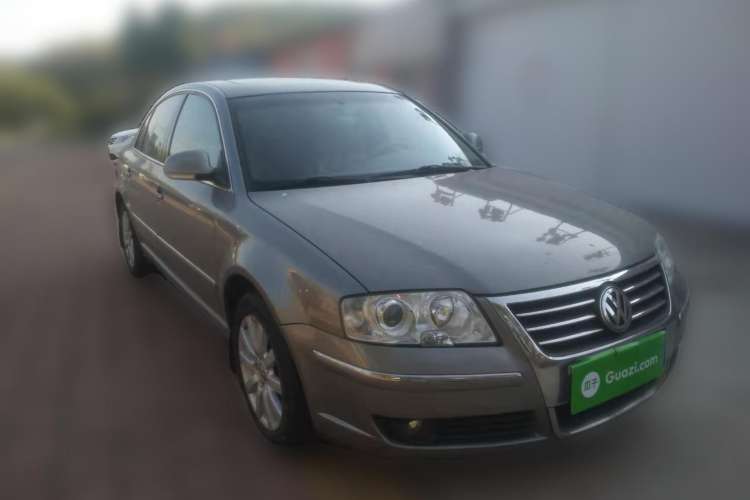 Used Volkswagen Passat 2005 1.8T Manual Luxury Model Front Right 45 Deg