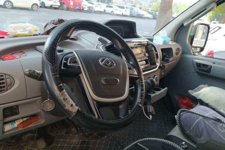 Used SAIC MAXUS  2019 2.5T Classic 6-Speed Manual Van Long Wheelbase Mid-Roof Design 2/3 Seats
