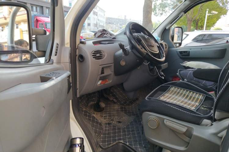 Used SAIC MAXUS  2019 2.5T Classic 6-Speed Manual Van Long Wheelbase Mid-Roof Design 2/3 Seats
