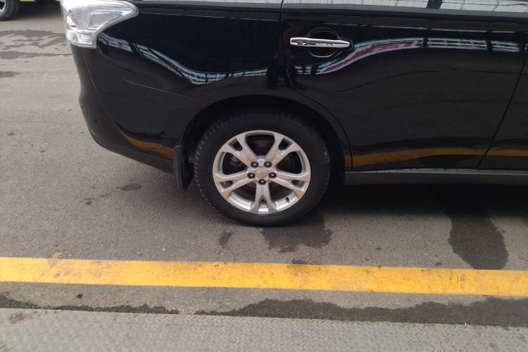 Used Mitsubishi Outlander 2013 2.4L Four-Wheel Drive Luxury Navigation Version 7 Seats
