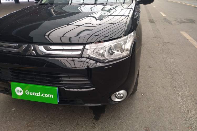 Used Mitsubishi Outlander 2013 2.4L Four-Wheel Drive Luxury Navigation Version 7 Seats
