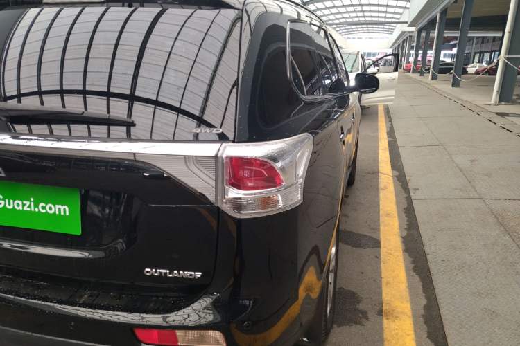 Used Mitsubishi Outlander 2013 2.4L Four-Wheel Drive Luxury Navigation Version 7 Seats
