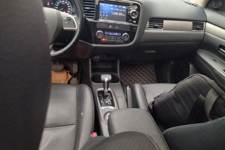 Used Mitsubishi Outlander 2013 2.4L Four-Wheel Drive Luxury Navigation Version 7 Seats
