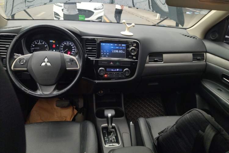 Used Mitsubishi Outlander 2013 2.4L Four-Wheel Drive Luxury Navigation Version 7 Seats
