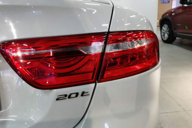 Used Jaguar XE 2015 2.0T 200 PS R-Sport