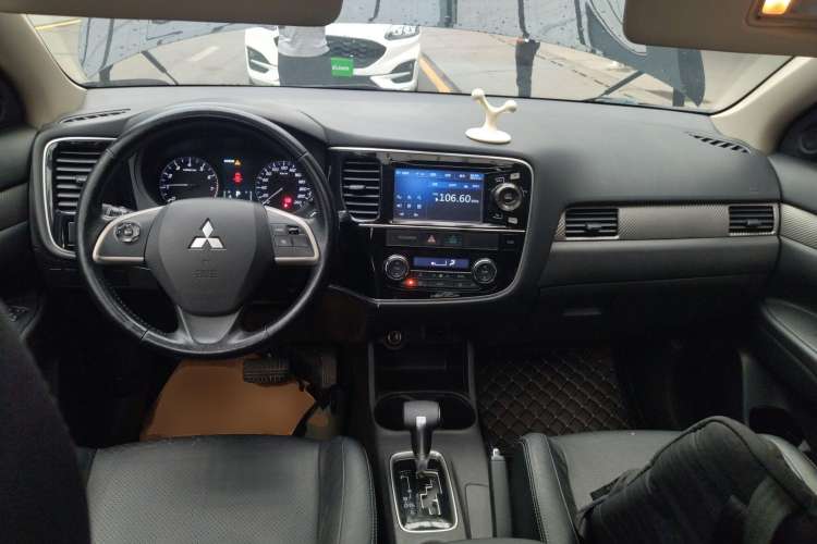 Used Mitsubishi Outlander 2013 2.4L Four-Wheel Drive Luxury Navigation Version 7 Seats
