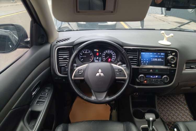 Used Mitsubishi Outlander 2013 2.4L Four-Wheel Drive Luxury Navigation Version 7 Seats
