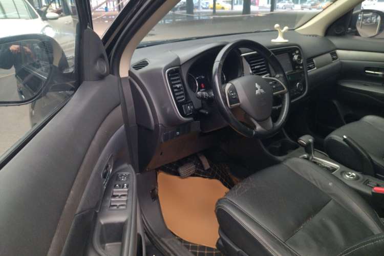 Used Mitsubishi Outlander 2013 2.4L Four-Wheel Drive Luxury Navigation Version 7 Seats
