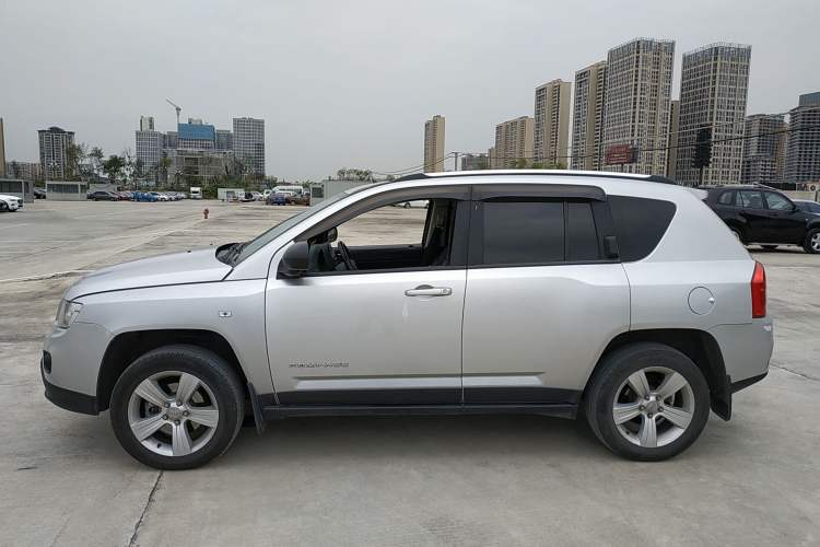 Used Jeep Compass 2012 2.4L four-wheel-drive sport version
