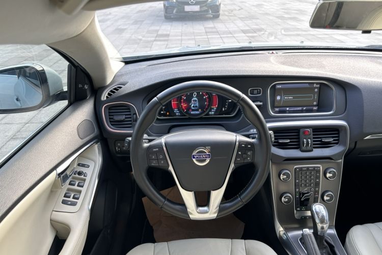 Used Volvo V40 2013 2.0T Zhiya Edition
