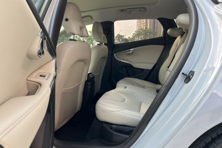 Used Volvo V40 2013 2.0T Zhiya Edition
