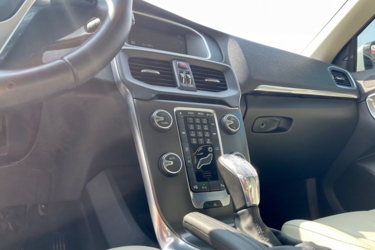 Used Volvo V40 2013 2.0T Zhiya Edition
