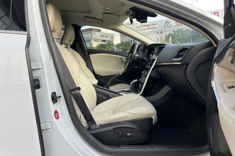 Used Volvo V40 2013 2.0T Zhiya Edition
