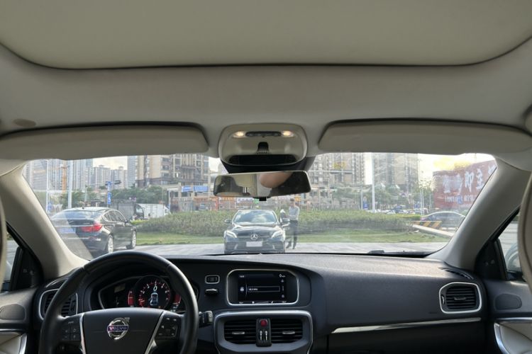 Used Volvo V40 2013 2.0T Zhiya Edition
