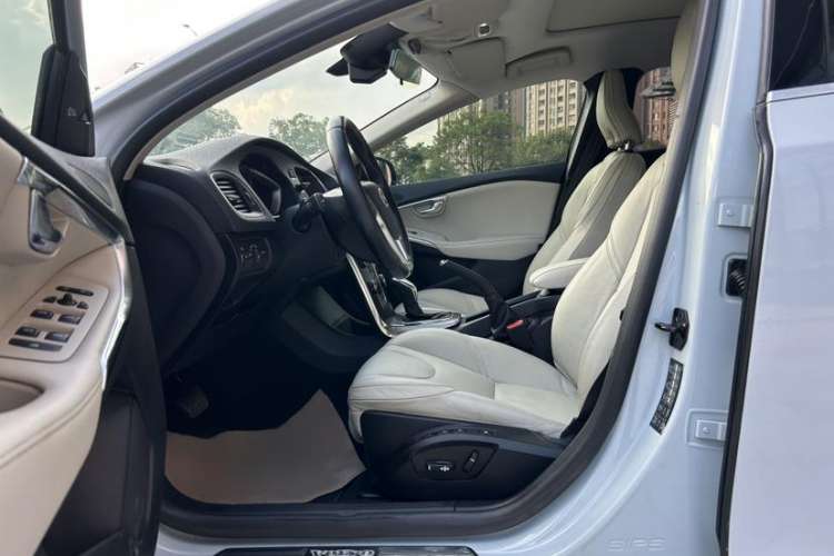 Used Volvo V40 2013 2.0T Zhiya Edition
