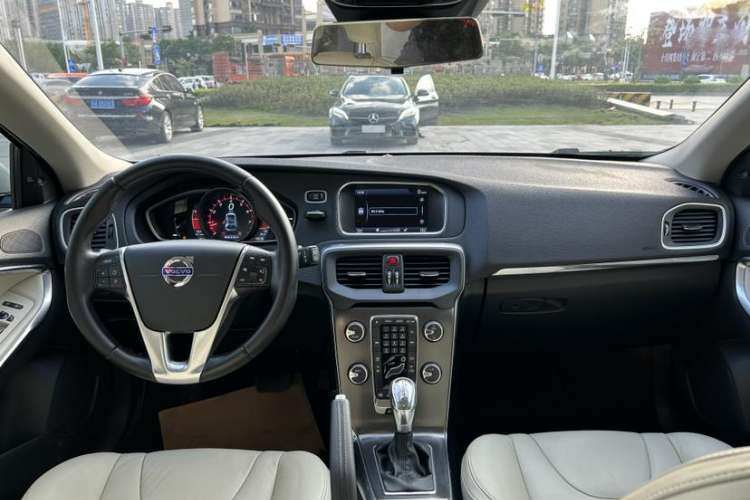 Used Volvo V40 2013 2.0T Zhiya Edition
