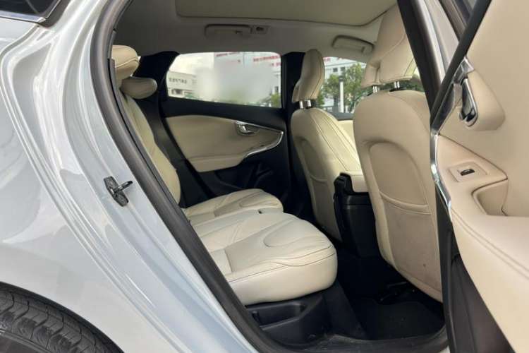 Used Volvo V40 2013 2.0T Zhiya Edition
